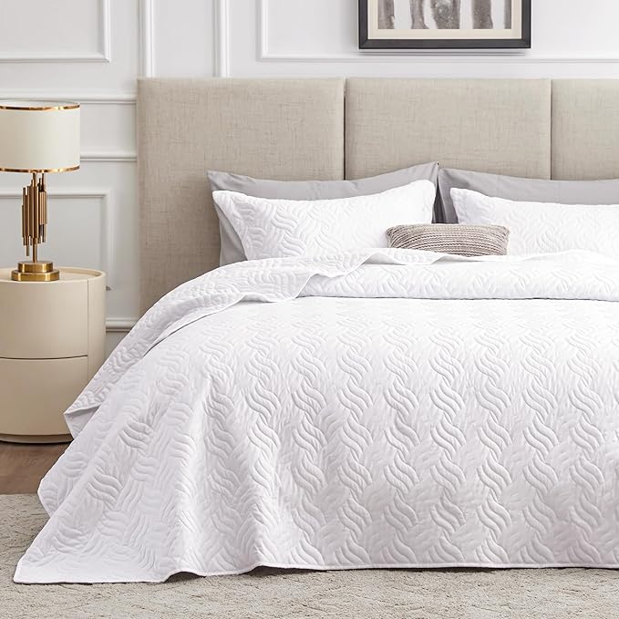 Love's cabin California King Size Quilt Bedding Set White Bedspread - Cal King Summer Lightweight Bedspread Comforter - Wave Pattern Coverlet for All Season - 3 Pieces (1 Quilt, 2 Pillow Shams)